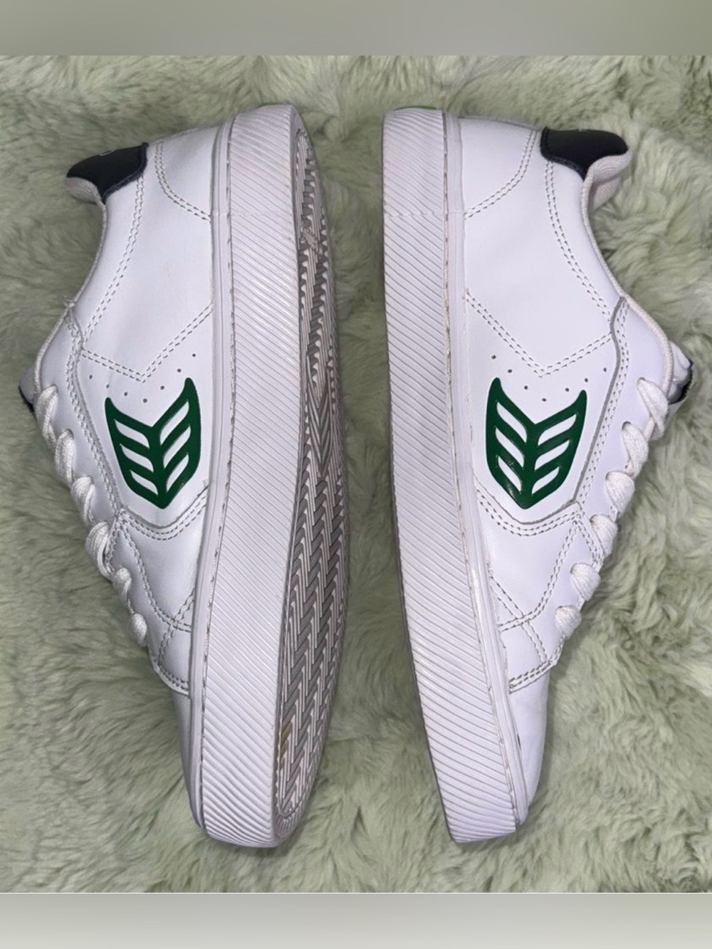 Cariuma White Sneakers with Green Details